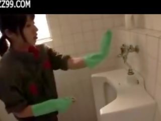 Mosaic: bewitching bersih memberikan geek menghisap zakar dalam lavatory 01